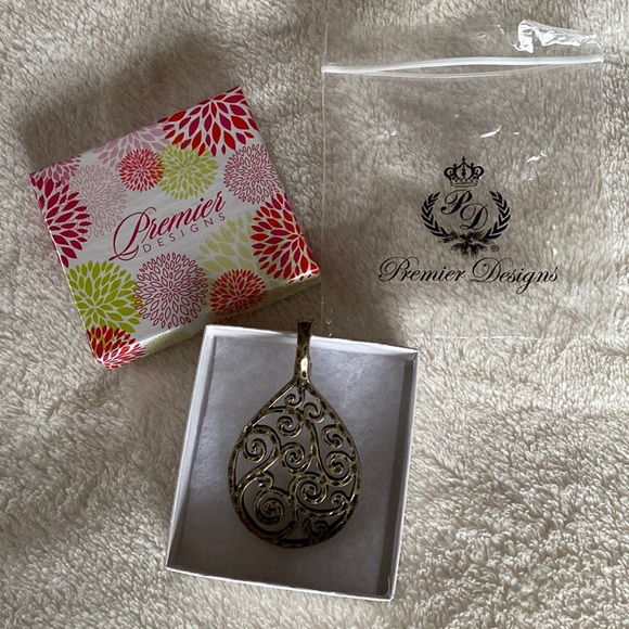 Premier Designs Statement hinged pendant - Picture 2 of 12